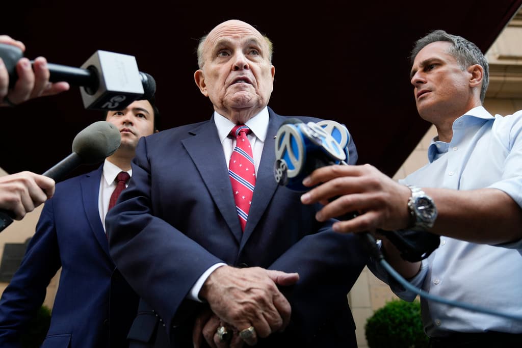 Trump organiza cena de recaudación de fondos para gastos legales de Giuliani