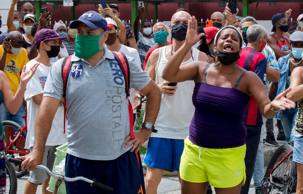 Se trata de la protesta más numerosas en décadas contra el régimen comunista cubano, el cual las calificó como una campaña promovida en las 
<a href="https://www.univision.com/temas/redes-sociales">redes sociales</a> por sus detractores fuera de la isla. Las protestas en la capital iniciaron con un grupo de manifestantes que llegó por la tarde a la calle de San Lázaro en la capital, entre ellos muchos jóvenes, que cortaron la circulación de vehículos y se dirigieron hacia el malecón habanero.