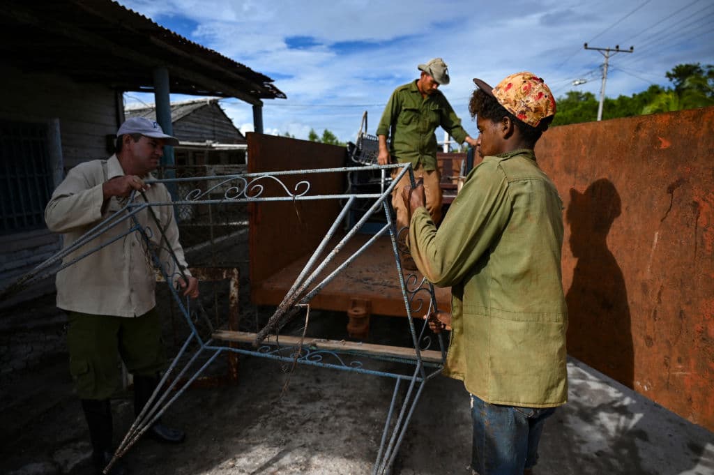 Los residentes en la provincia de Artemisa hicieron lo posible por sacar de sus hogares todo lo que pudiera verse dañado por fuertes inundaciones.