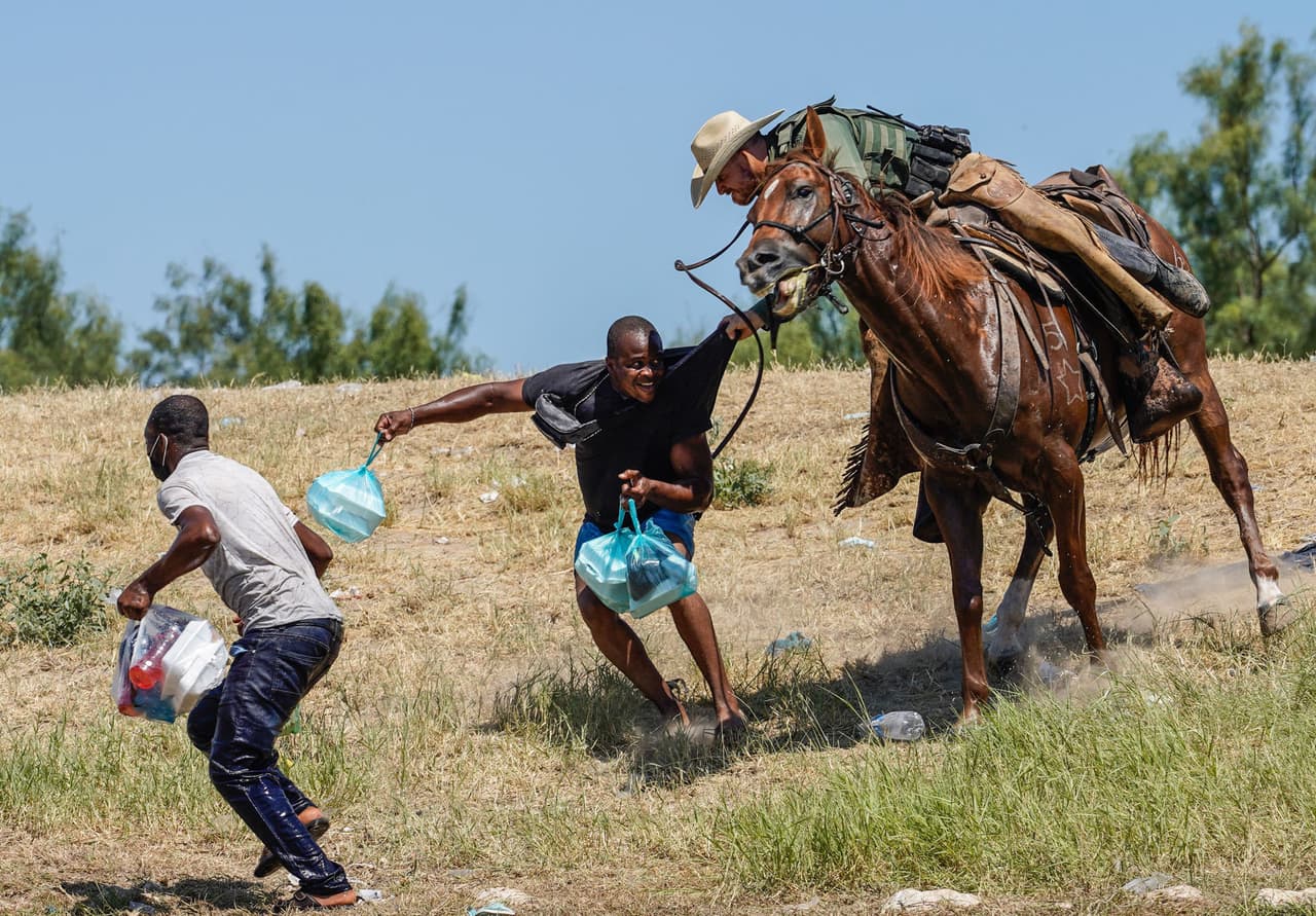 <b>El rodeo humano en la frontera.</b>
<br>
<br>El 19 de septiembre un grupo de agentes de la Patrulla Fronteriza de Estados Unidos persiguió a caballo a varios migrantes haitianos. Estaban alrededor del Río Grande, entre Ciudad Acuña, México y Del Rio, Estados Unidos. Las fotografías del incidente donde los agentes parecían corretear a los viajantes como un juego de rodeo llamaron la atención alrededor del mundo.
<br>
<br>
<a href="https://www.univision.com/noticias/inmigracion/reaccion-de-mayorkas-imagen-patrulla-fronteriza-a-caballo-expulsion-rapida-masiva-migrantes-haitianos-deportados-haiti"><u>Vea aquí las fotografías de los migrantes haitianos perseguidos a caballo en la frontera</u></a>
<br>
