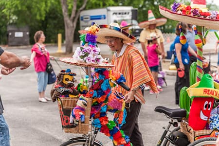 <h2 class="cms-H2-H2">Fiesta Pooch Parade</h2>
<br>
<ul>
 <li class="li1">Cuándo: 3 de mayo</li>
</ul> 
<ul>
 <li class="li1">Hora: 7:30 a 12:00 horas</li>
</ul> 
<ul>
 <li class="li1">Dónde: Alamo Heights Swimming Pool</li>
</ul> 
<ul>
 <li class="li1">Qué es: Una caminata relajada de familias con sus perros disfrazados.</li>
</ul> 
<ul>
 <li class="li1">Costo: 30 dólares</li>
</ul>