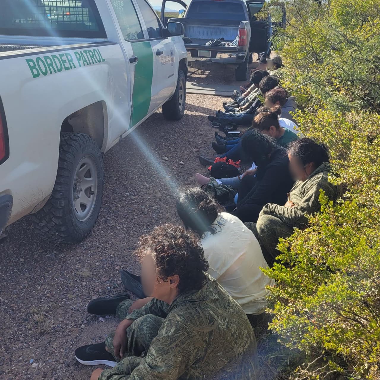 Los agentes detuvieron el vehículo al este de Douglas, Arizona. Luego de sospechar que cruzó ilegalmente la frontera. El traficante enfrenta cargos criminales, reportó la Patrulla Fronteriza.