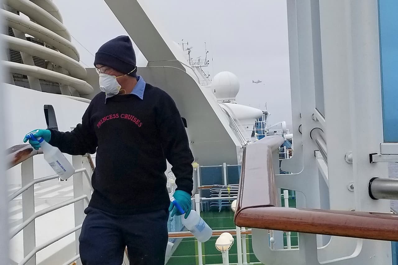 <a href="https://www.princess.com/news/notices_and_advisories/notices/grand-princess-updates.html?cid=pr_social_socialorganic_FACEBOOK_engagement_brand_na_na_na&linkId=83743379" target="_blank">Princess Cruises</a>, la empresa encargada de operar el crucero Grand Princess, confirmó que el navío lleva 3,533 personas a bordo de 54 distintas nacionalidades. 2,422 son pasajeros y 1,111 son miembros de la tripulación. Señalaron también que de acuerdo con las recomendaciones de los CDC se les ha pedido a todos los pasajeros permanecer en sus habitaciones.