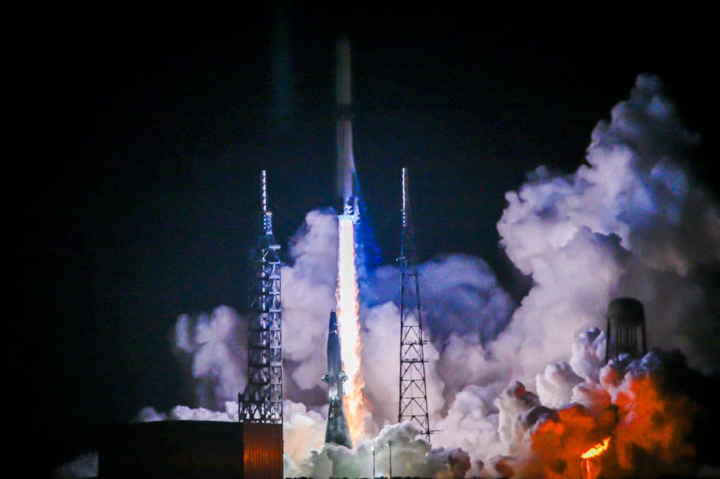 El New Glenn despegó desde una plataforma en Florida que previamente se usó para las misiones Mariner y Pioneer de la NASA.