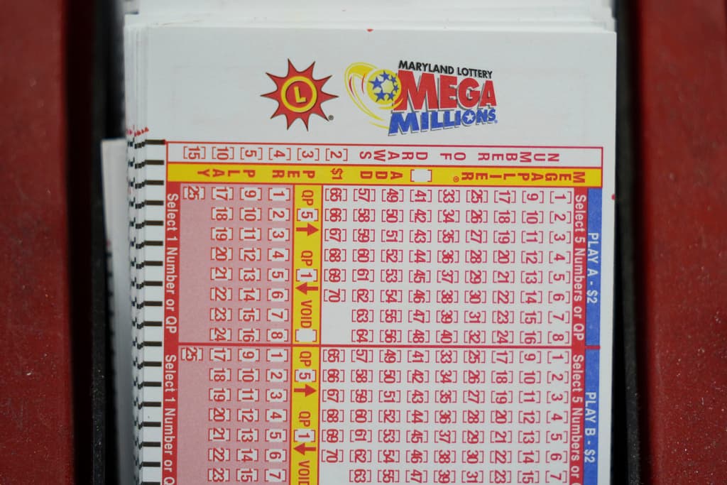 El premio más grande que ha entregado la lotería electrónica de Mega Millions es de $1,600 millones y lo 
<b><a href="https://www.univision.com/noticias/estados-unidos/loteria-florida-revela-quien-gano-1-600-millones-mega-millions" target="_blank">ganó una persona en el estado de Florida, en agosto de 2023</a></b>.