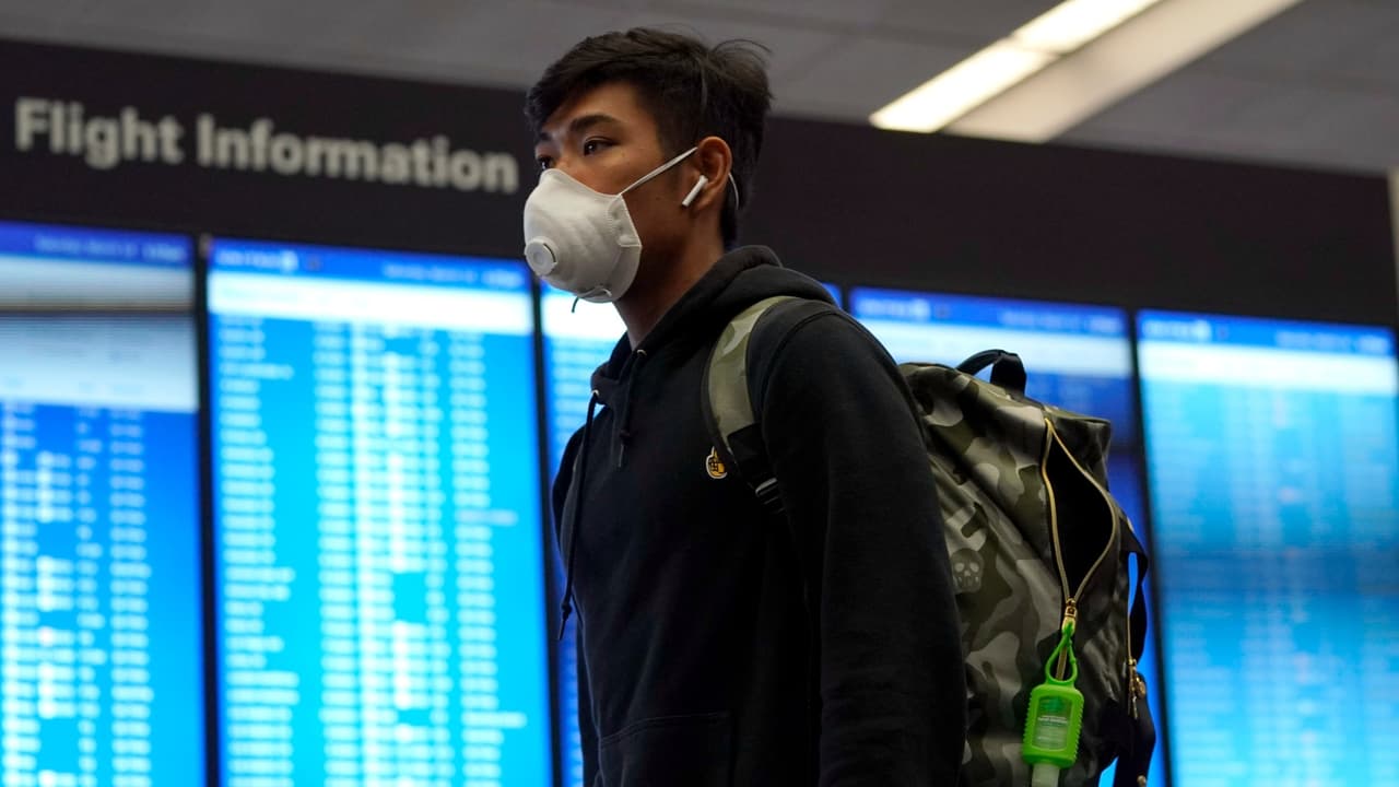 <b>Usar mascarillas</b>
<br>Los oficiales de la TSA en los puntos de control ahora usan protección facial. Se alienta a los viajeros a usar protección facial en el puesto de control también. Sin embargo, tenga en cuenta que los pasajeros pueden necesitar ajustarlo durante el proceso de revisión.
<br>
<br>También se alienta a los viajeros a que retiren artículos como cinturones y artículos de sus bolsillos, como billeteras, llaves y teléfonos, y los coloquen directamente en sus bolsos de mano en lugar de en los contenedores para reducir los puntos de contacto durante el proceso de revisión.
<br>