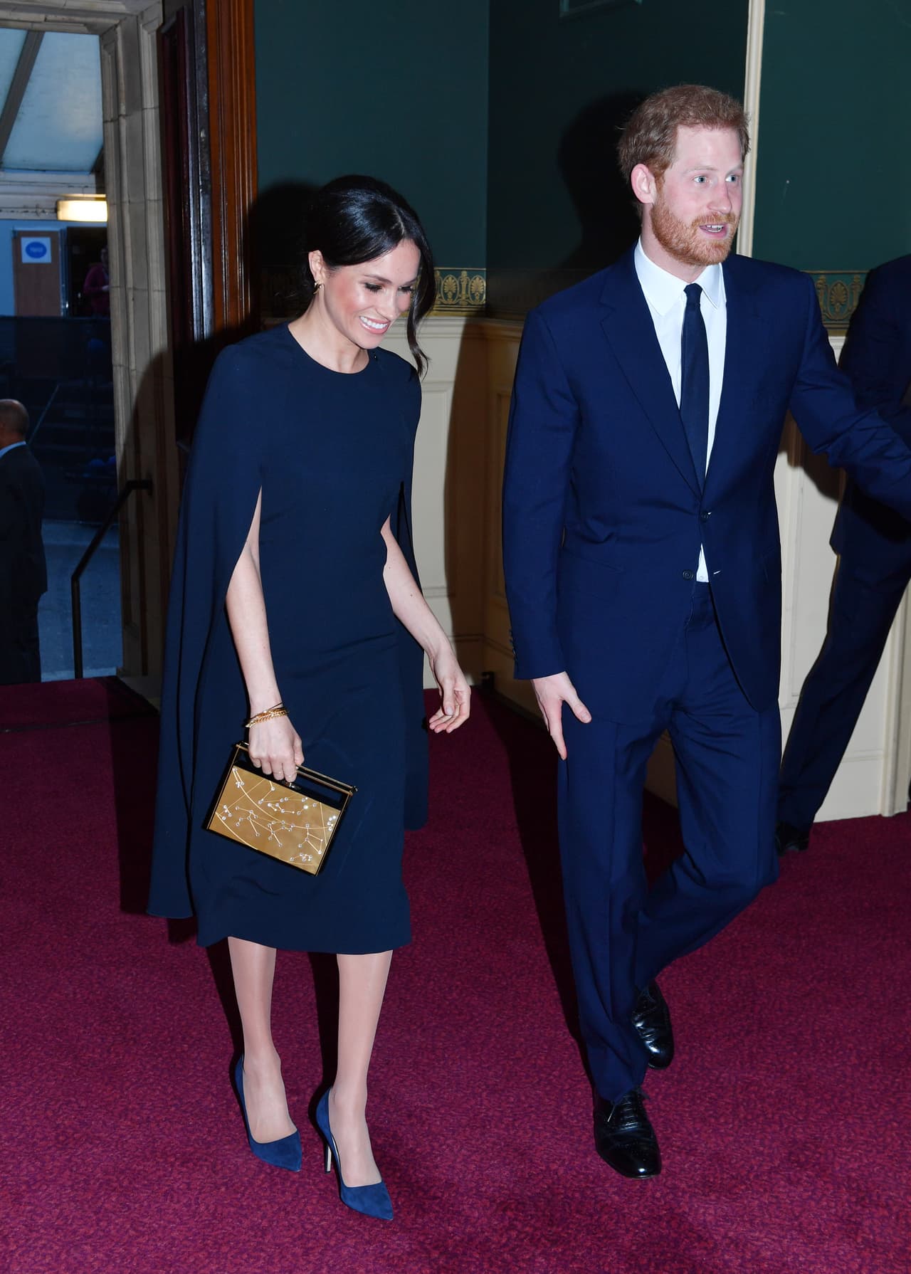 <b>21 de abril, 2018</b>
<br>Por la noche, Meghan cambió de look. Para un elegante concierto que conmemoraba el cumpleaños 92 de la reina, la actriz decidió usar un vestido capa de la diseñadora británcia Stella McCartney (la misma que diseñó su segundo vestido del día de su boda).