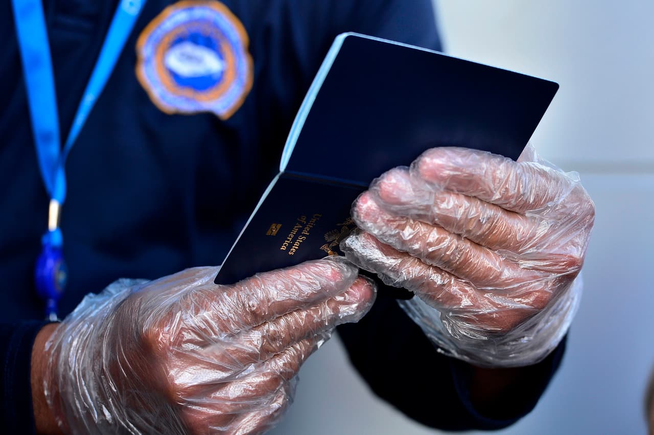 <b>Llegue a tiempo</b>
<br>Llegue al aeropuerto con más de dos horas de anticipación a su vuelo, la situación del Covid-19 ha incrementado los controles de seguridad. Esté alerta antes, durante y después de su abordaje. Limpie las superficies y nunca lleve las manos a la cara.
<br>