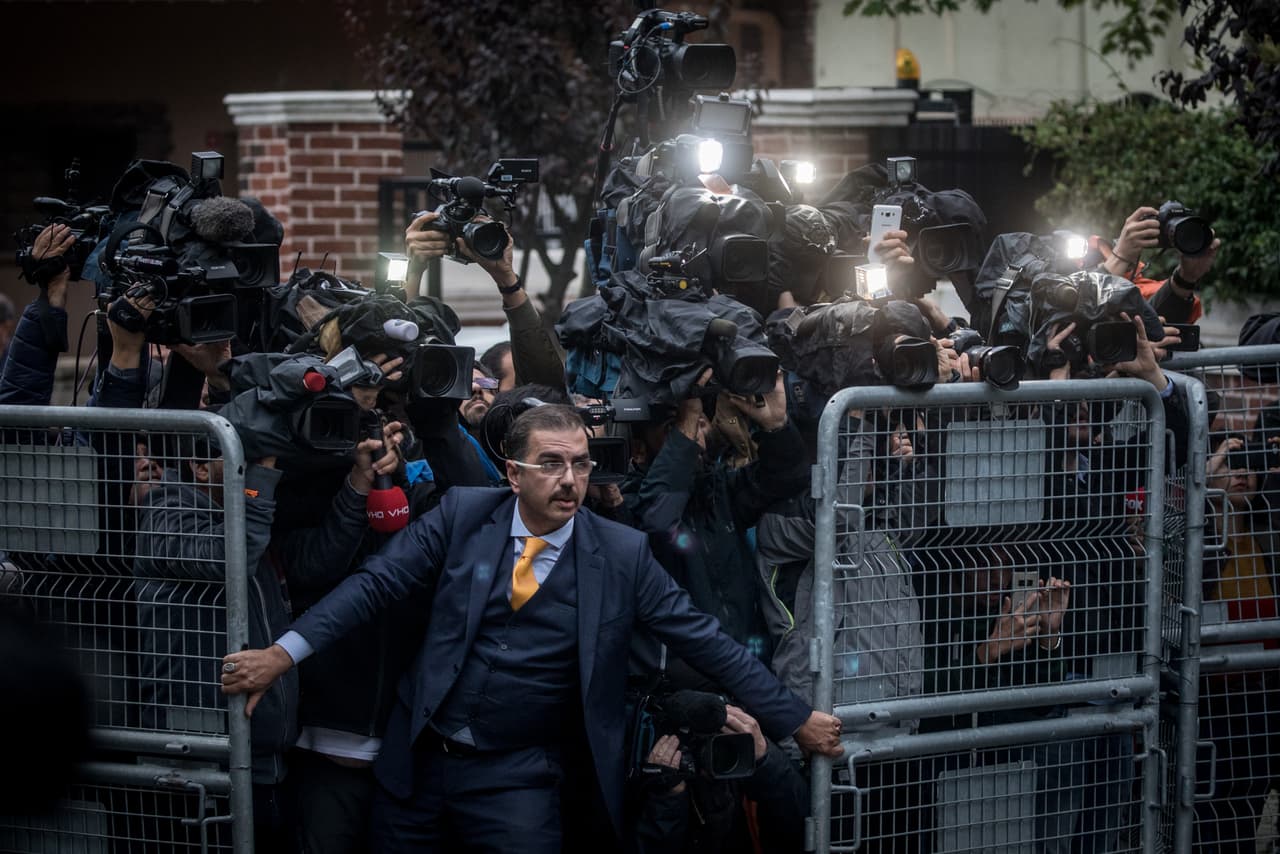 La imagen, una de las seis nominadas a fotografía del año, muestra a un hombre que trata de detener a los periodistas que cubrían la llegada de investigadores de Arabia Saudita a su consulado en Estambul, Turquía, el 15 de octubre de 2018. Esto sucedió en medio de una creciente reacción internacional contra la desaparición del periodista Jamal Khashoggi, un crítico del régimen saudita. Khashoggi, quien colaboraba con el diario The Washington Post, había estado desaparecido desde que ingresó a ese consulado el 2 de octubre. Después de semanas de rumores e información falsa, Riad anunció que este había muerto accidentalmente durante un altercado. 
<a href="https://www.univision.com/noticias/asesinatos/la-cia-concluye-que-el-principe-saudita-ordeno-el-asesinato-del-periodista-del-post-jamal-khashoggi">Las autoridades turcas y la CIA concluyeron que el príncipe saudita, Mohammed bin Salman, ordenó el asesinato. </a>