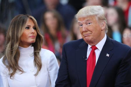<b>¿Esposo o hijo? - </b>En una entrevista con CNN en octubre, Melania Trump calificó como "una charla de chicos" la conversación del video lascivo de 2005 en la que su marido de entonces 59 años se ufanaba de agredir sexualmente a las mujeres aprovechándose de su fama. "
<b><a href="http://www.univision.com/noticias/elecciones-2016/melania-trump-defiende-a-su-esposo-diciendo-que-tiene-dos-chicos-en-casa-y-el-es-uno" target="_blank">A veces digo que tengo dos chicos en casa: mi hijo y mi esposo"</a></b>, añadió.