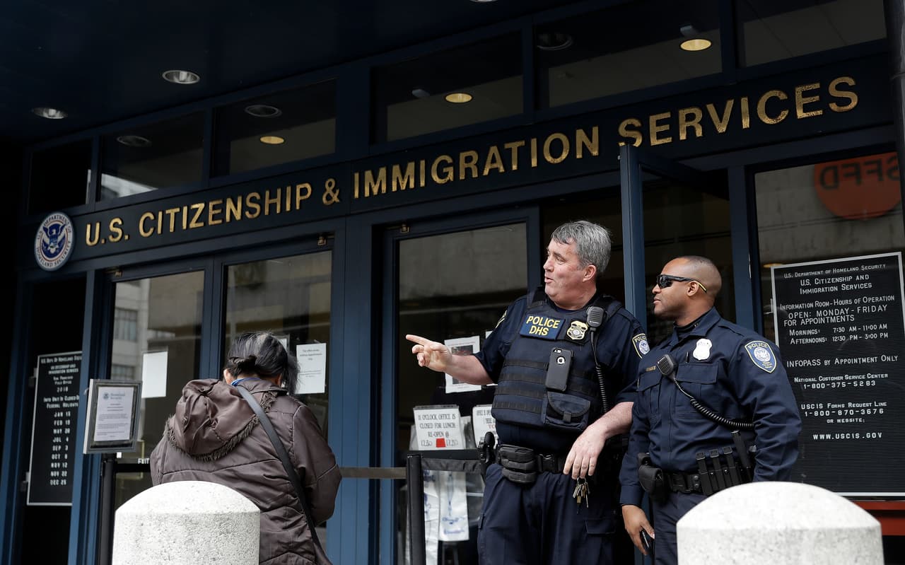 Corte Suprema rechaza desafío de Trump a ley de California sobre ciudades santuario