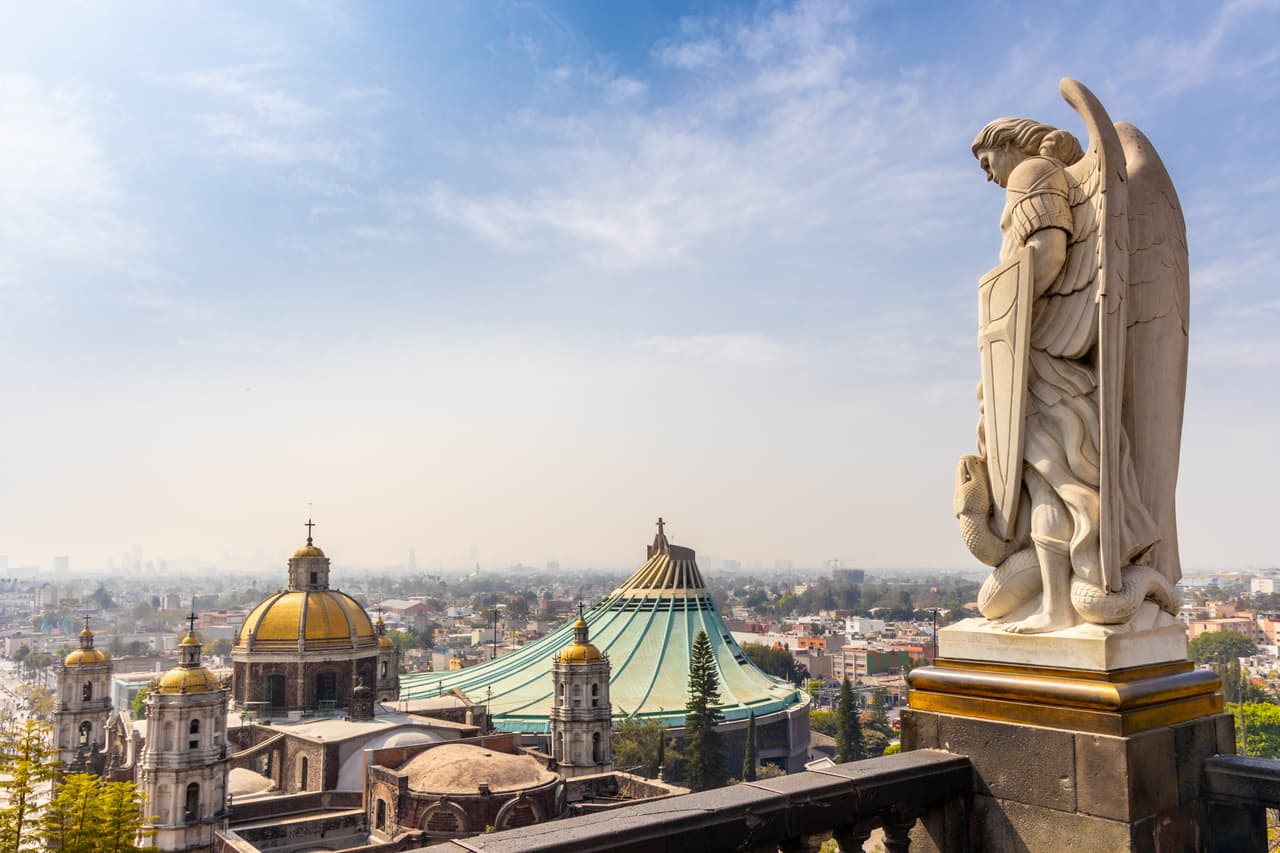 <b>Puesto 3: México</b>. Este país cargado de tradiciones, playas idílicas y pueblos majestuosos ha sido un destino para jubilados estadounidenses desde hace más de medio siglo. 
<a href="https://www.dw.com/es/cada-vez-m%C3%A1s-estadounidenses-se-mudan-a-m%C3%A9xico/a-52614792"><u>Más de un millón de estadounidenses</u></a> y unos 500,000 canadienses viven en este país. Una pareja puede gastar menos de 2,000 dólares al mes, dependiendo de su estilo de vida. Esto es posible al bajo costo de la vivienda, la comida (en mercados o restaurantes), transporte y la atención médica. Dependiendo de donde viva encontrará opciones de entretenimiento muy asequibles, e incluso gratuitas.