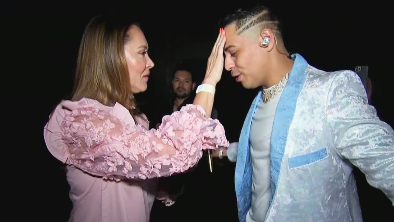 El ritual de Grupo Firme previo a presentarse en el Staples Center con todo y la bendición de Tanya Charry