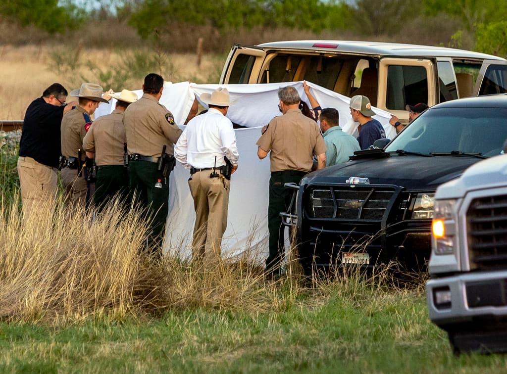 Hallan a dos migrantes muertos y hospitalizan a más de 10 que se estaban "sofocando" en un vagón de tren cerca de Uvalde