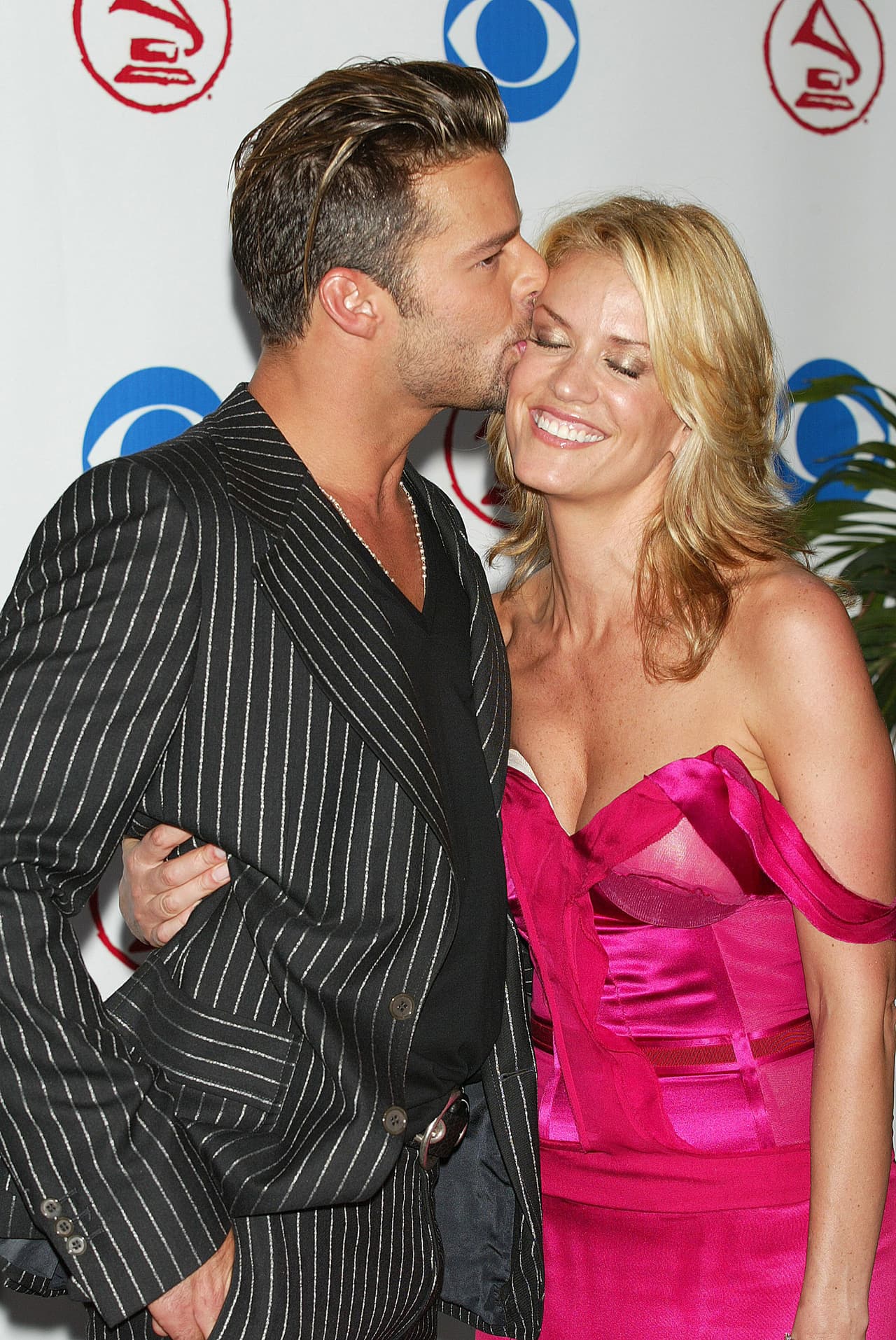 El cantante Ricky Martin y su entonces novia, la mexicana Rebeca de Alba, llegaron en plan romántico a la cuarta entrega del Latin GRAMMY en Miami, en 2003.
