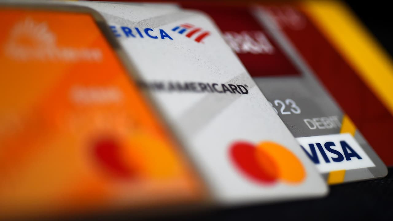 <b>En video |</b> Las deudas con tarjetas de crédito crecieron a su mayor ritmo en los últimos 20 años y muchos acuden a este método de pago para poder mantener su estilo de vida.