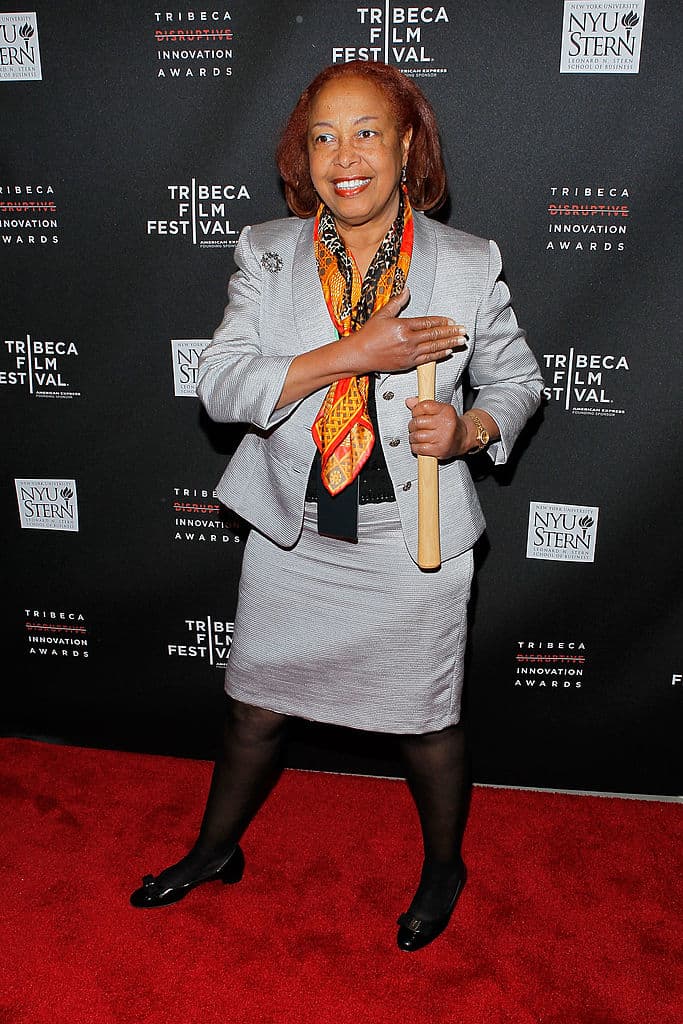 <h3 class="cms-H3-H3">Tratamiento para cataratas</h3>
<br>
<br>
<a href="https://www.biography.com/scientist/patricia-bath">Patricia E. Bath</a> fue la primera afroamericana en terminar una residencia en oftalmología y la primera doctora afroamericana en patentar un aparato médico en Estados Unidos. Su invento fue el 
<a href="https://lemelson.mit.edu/resources/patricia-bath">Laserphaco Probe</a>, que remueve las cataratas y evita la pérdida de la vista, patentado en 1988. 
<br>
<br>El método usado por Bath era más rápido, más exacto y menos invasivo que los desarrollados hasta entonces. La médico registró otras cuatro patentes hasta su muerte a los 76 años, el 30 de mayo de 2019. En la fotografía, Bath aparece en la alfombra roja del Festival de Cine de Tribeca antes de asistir a la ceremonia por los Tribeca Disruptive Innovation Awards en abril de 2012. 
<br>