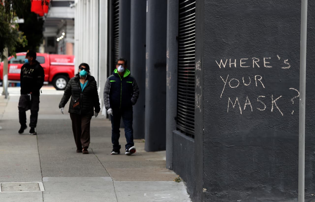 "¿Dónde está tu mascarilla?", pregunta este grafiti callejero. San Francisco y el resto de los condados del Área de la Bahía se encuentran bajo una enmienda del toque de queda que obliga a los residentes a llevar cubrebocas cuando se encuentren en lugares públicos donde les sea imposible mantener el distanciamiento social.