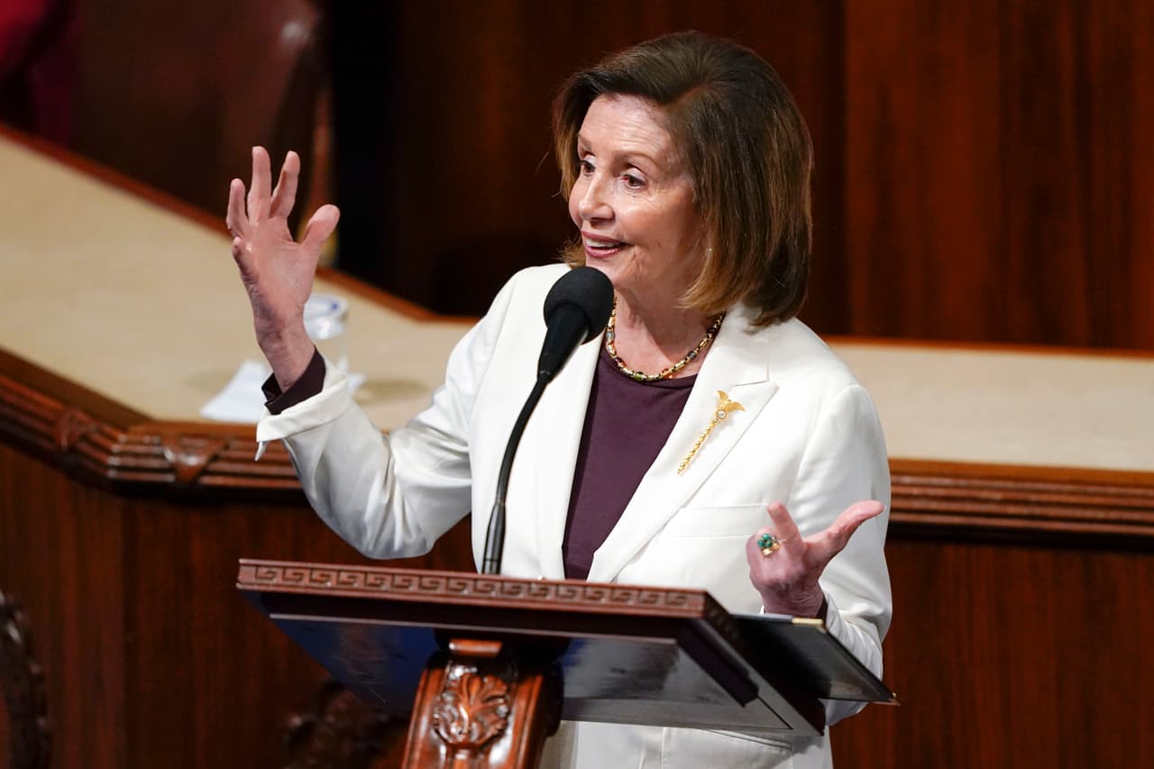 La demócrata de California, que se convirtió en la primera mujer del país en empuñar el mazo de oradora, dijo que permanecerá en el Congreso como representante de San Francisco, cargo que ha ocupado durante 35 años, cuando se reúna el nuevo Congreso en enero.
<br>