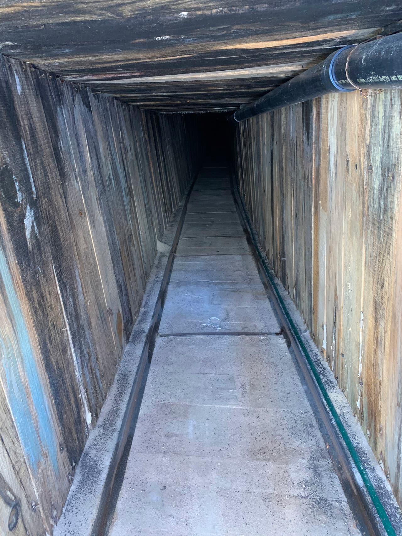 Esta fotografía de una sección del túnel provista por
<a href="https://www.univision.com/temas/ice-control-de-inmigracion-y-aduanas"> <b>el Servicio de Inmigración y Aduanas (ICE)</b></a> muestra las paredes revestidas con madera del pasadizo fabricado para el contrabando.