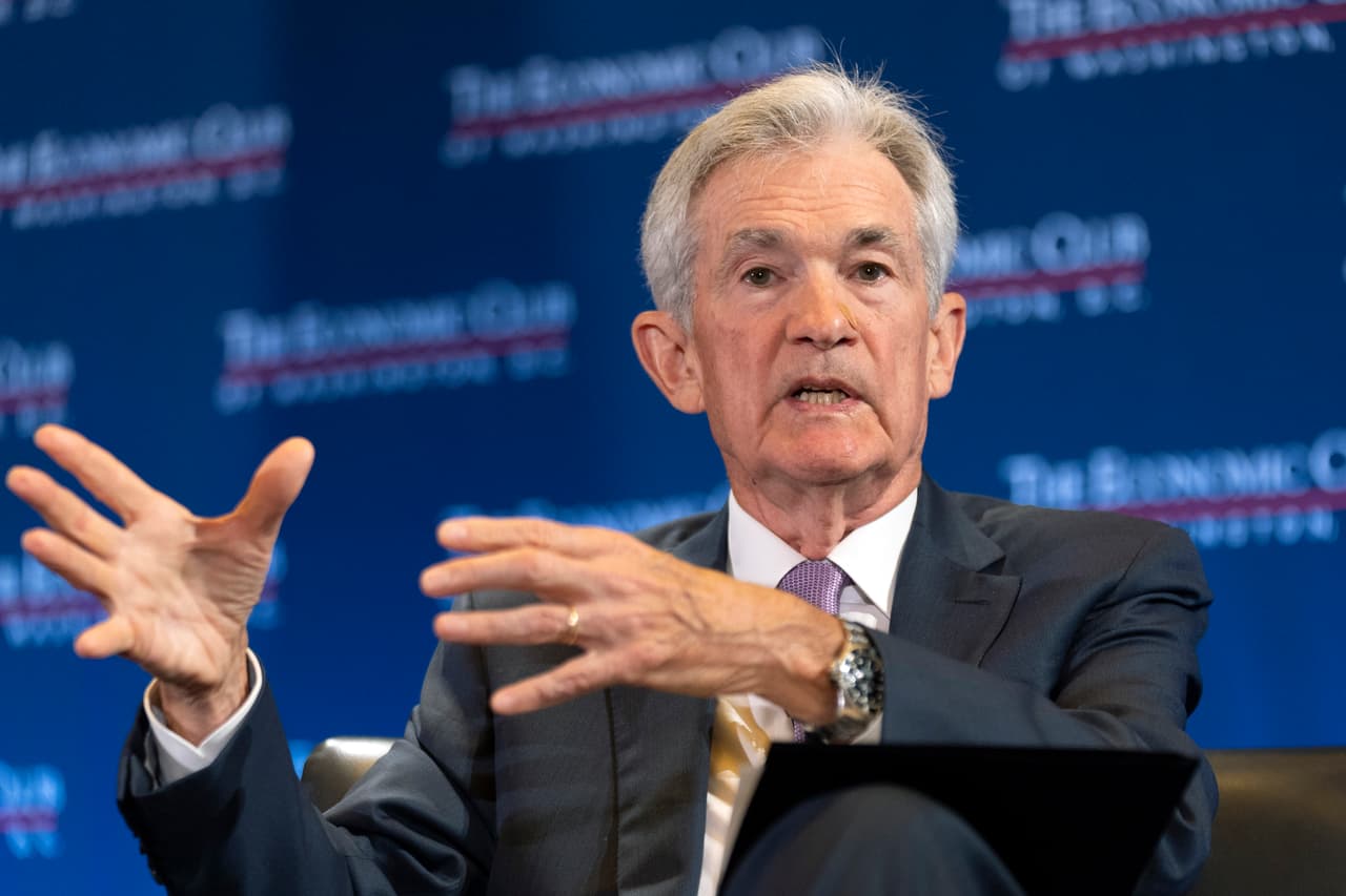 El jefe de la Fed dice que "llegó el momento" de ajustar las tasas de interés, la señal más clara de que viene un recorte