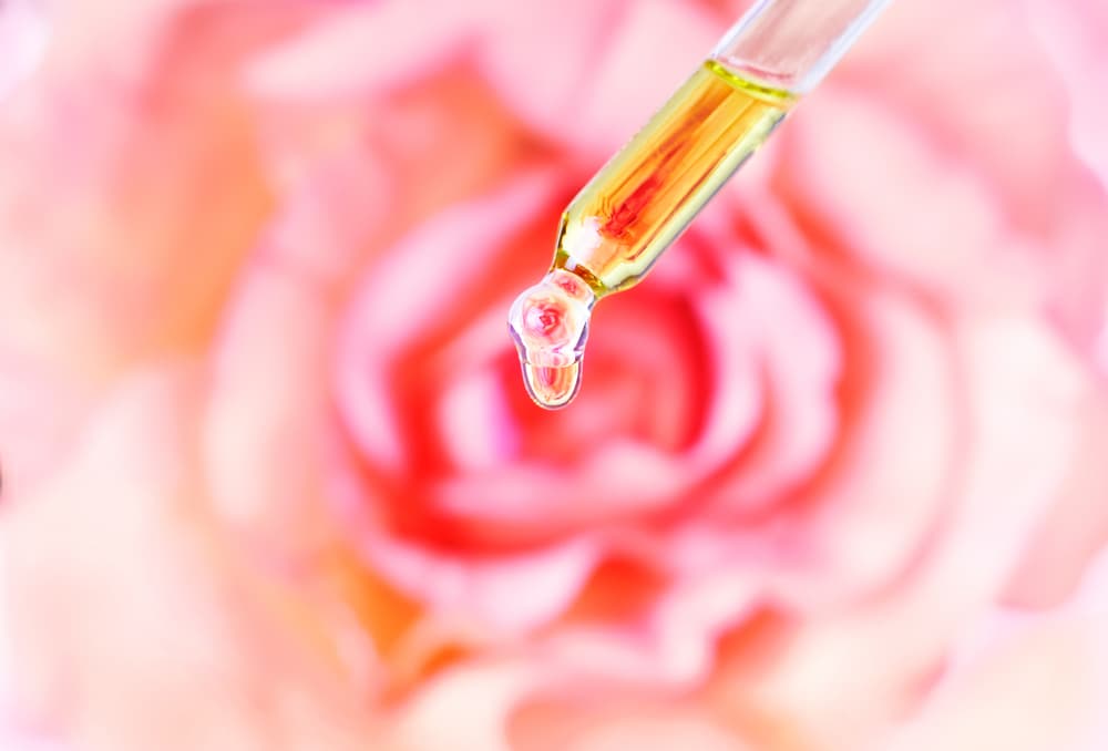 Usa el aceite o esencia de rosas para untarlo en las tres velas, impregnando todo.