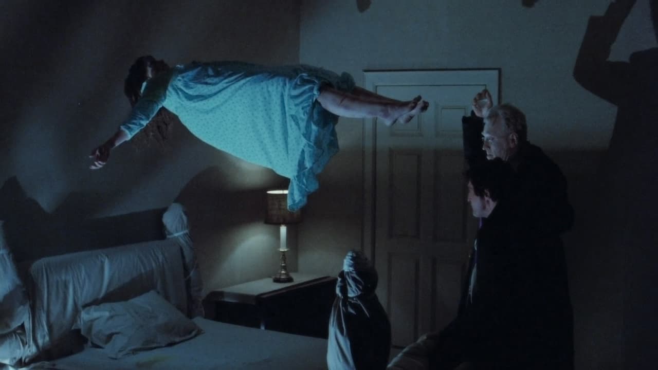 <h3>Para los que guardan un crucifijo para ahuyentar a espíritus malignos:</h3>
<br>
<b>El Exorcista </b>(1973)
<br>
<b>Director: </b>William Friedkin
<br>
<b>Actores: </b>
<a href="http://www.imdb.com/name/nm0000995?ref_=tt_ov_st_sm">Ellen Burstyn</a>, 
<a href="http://www.imdb.com/name/nm0001884?ref_=tt_ov_st_sm">Max von Sydow</a>, 
<a href="http://www.imdb.com/name/nm0000304?ref_=tt_ov_st_sm">Linda Blair</a> 
<br>Esta es una de esas películas donde la gente se desmaya al verla en el cine. El clásico sobre una joven poseída por el demonio ha conseguido aterrorizar a generaciones a través de remakes que salen cada poco tiempo. Tuvo tanto éxito y el público quedó tan afectado, que la actriz protagonista tuvo que estar protegida por guardaespaldas a causa de las amenazas que recibió por hacer apología del diablo.