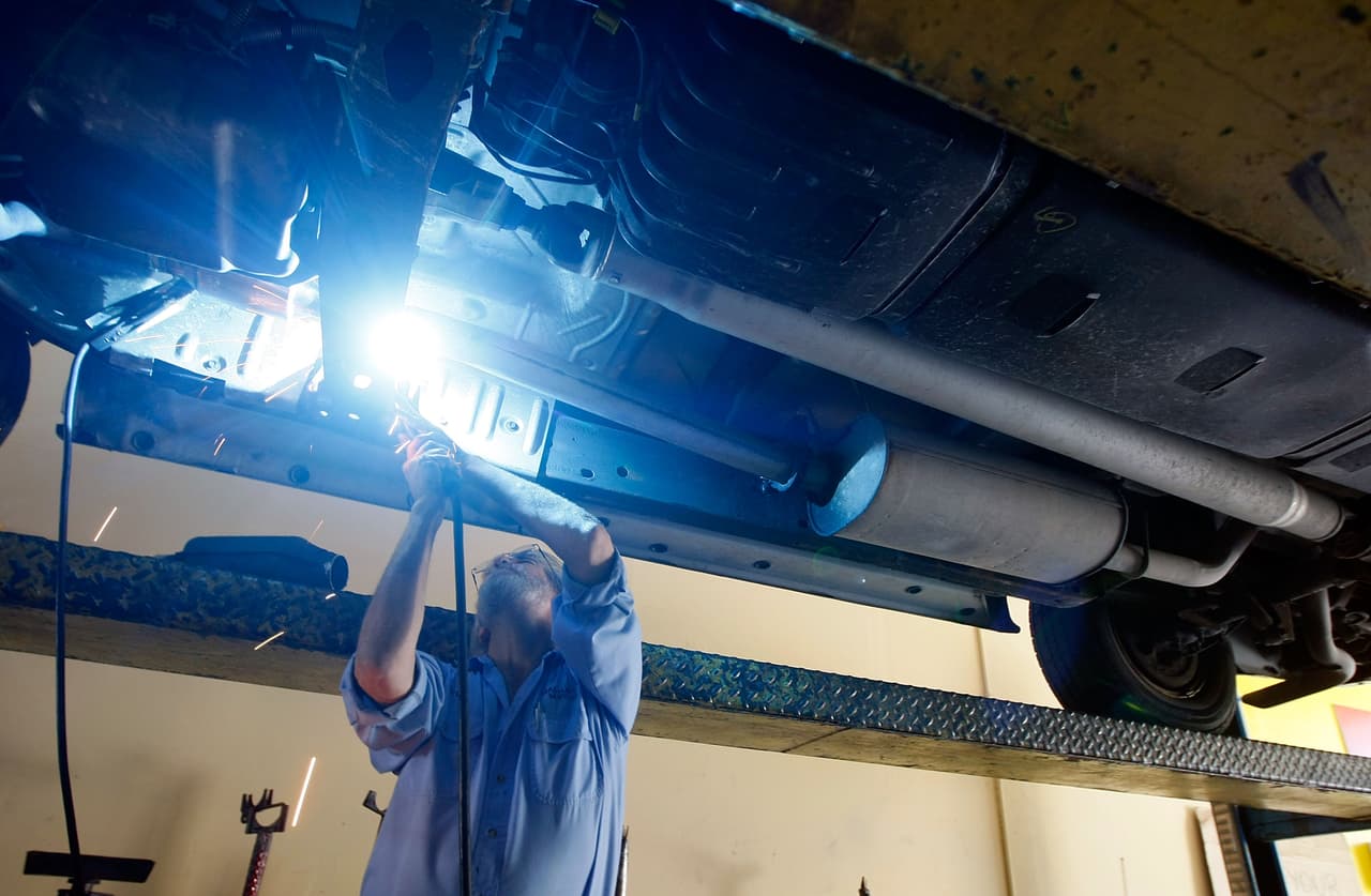 En los últimos tiempos, el robo de catalizadores se ha convertido en un verdadero dolor de cabeza no solo para los automovilistas, sino también para las empresas de transporte. Muchas han tomado la determinación de soldar los catalizadores de sus vehículos al tubo de escape para dificultar su robo. "Vayan con un mecánico para ver si le pueden soldar un pedazo de metal al convertidor catalítico para que no se lo puedan robar", recomiendan las autoridades.