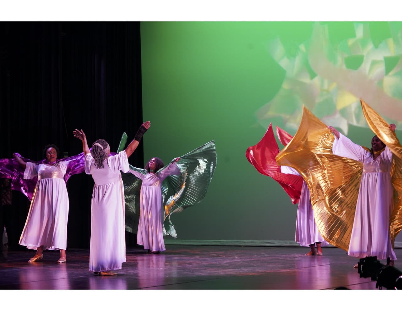 <h2 class="cms-H2-H2">Praise Dance Celebration</h2>
<br>
<ul>
 <li class="li1">Cuándo: 30 de abril</li>
</ul> 
<ul>
 <li class="li1">Hora: 16:00 a 18:00 horas</li>
</ul> 
<ul>
 <li class="li1">Dónde: The Carver Community Center</li>
</ul> 
<ul>
 <li class="li1">Qué es: Actuaciones de bailarines entre 5 y 90 años.</li>
</ul> 
<ul>
 <li class="li1">Costo: Gratis</li>
</ul>