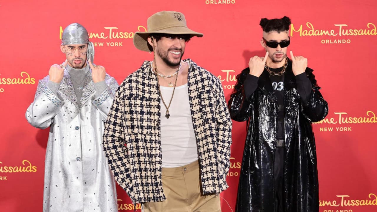 ¡Idénticos! Revelan dos figuras de cera de Bad Bunny en Nueva York