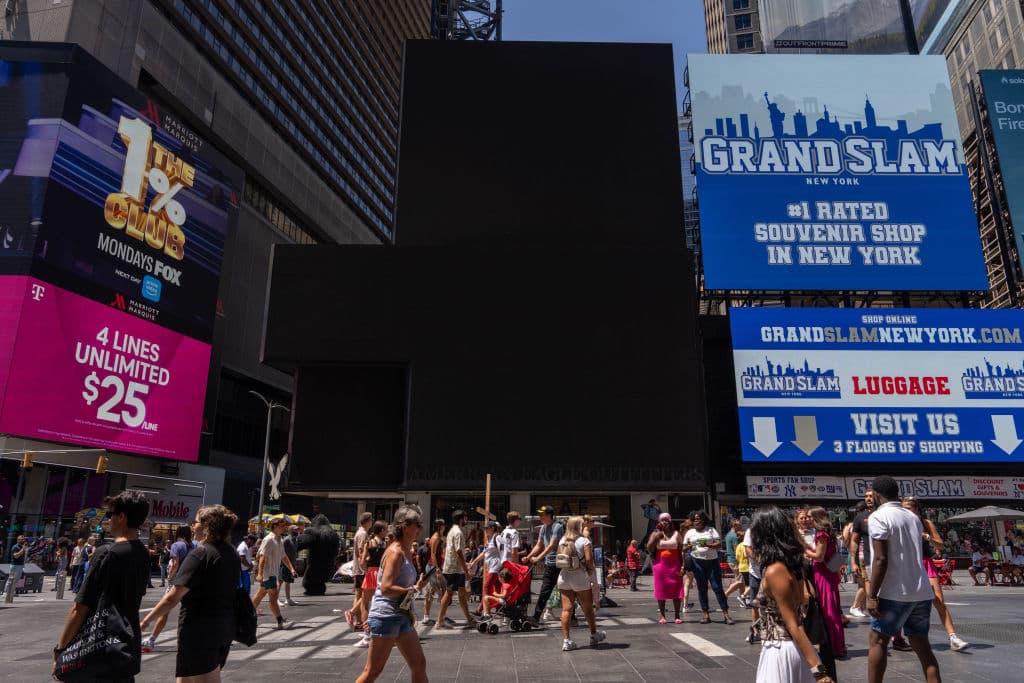 Algunas de las enormes pantallas publicitarias de la turística zona de Times Square, en la ciudad de Nueva York, también quedaron sin información que mostrar, luciendo como enormes bloques negros.