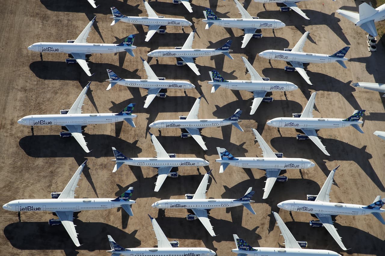 Decenas de aviones comerciales de la aerolínea Jet Blue se encuentran estacionados en el Pinal Airpark en Marana, Arizona.