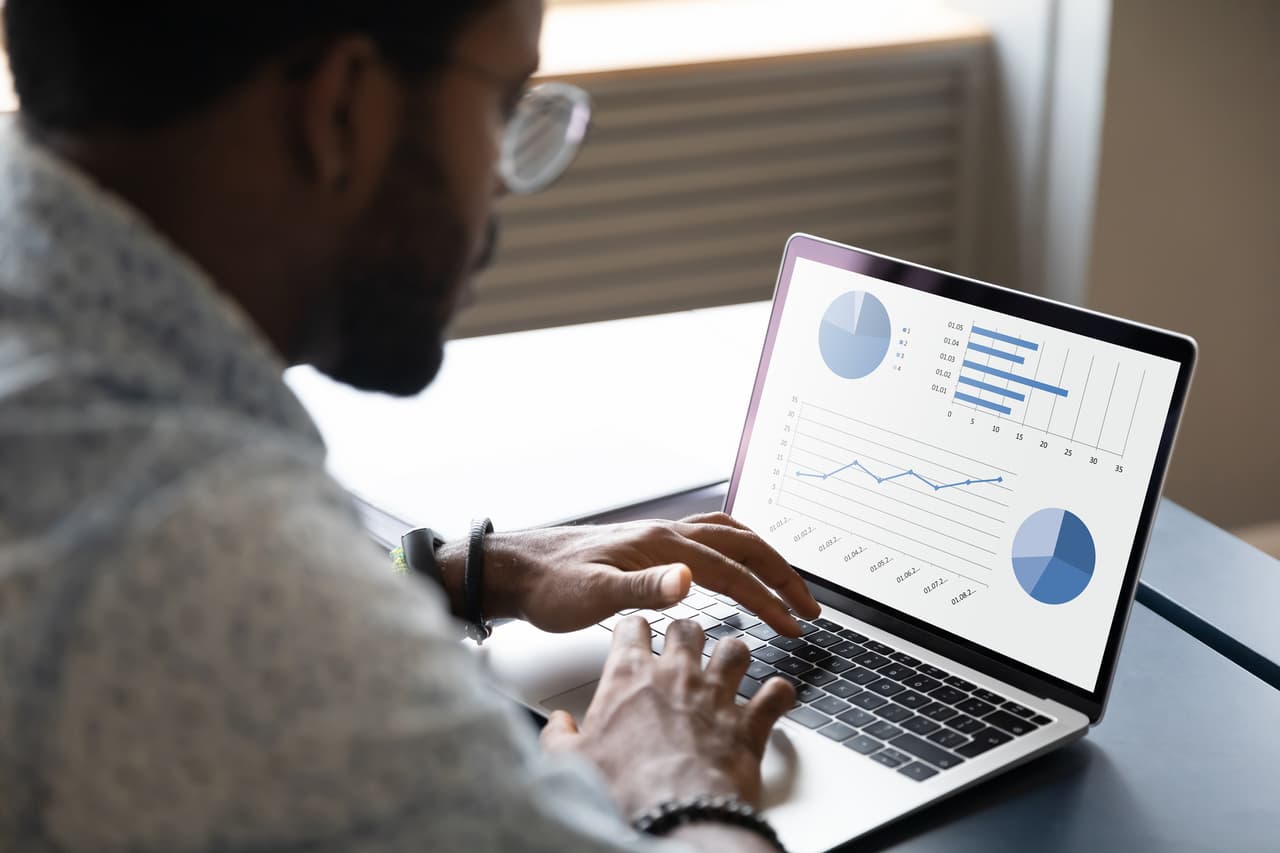 <b>Trabajos en marketing</b>
<br>
<br>Generan interés en el público por los productos o servicios de una empresa. Los gerentes en este campo ganan un salario promedio de 141,490 por año.
<br>
<br>
<b>1. Director de comunicaciones de mercadeo</b>
<br>Salario promedio: 82,700 dólares al año.
<br>
<br>Estos trabajadores supervisan los equipos que realizan los mensajes sobre productos y servicios dirigidos a grupos objetivos específicos. Analizan datos para tomar decisiones y tienen sólidas habilidades de liderazgo. El 10% de estos empleados gana cerca de 139,000 dólares al año.
<br>