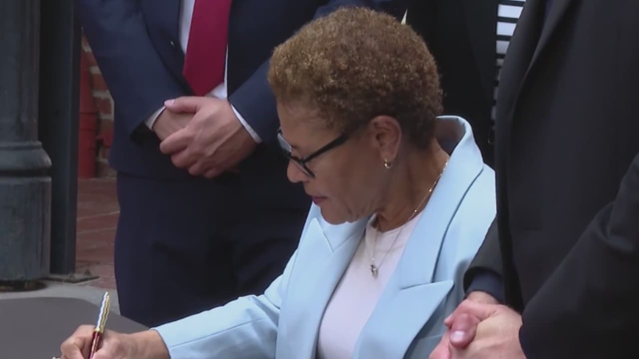 Karen Bass firma paquete de medidas para proteger a inmigrantes en Los Ángeles