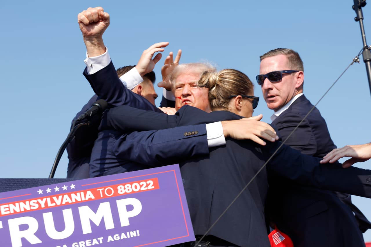 Donald Trump realizaba este sábado 13 de julio 
<b>un evento de campaña en la ciudad rural de Butler</b>, cuando de pronto se escucharon varias detonaciones.