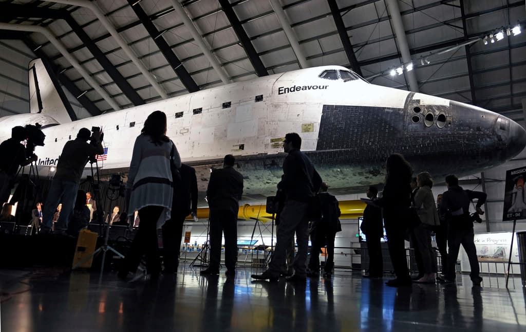 La parte principal del transbordador espacial Endeavour estuvo en exhibición, de forma horizontal, hasta el pasado diciembre en el Centro de Ciencias de California. Antes de que finalice enero de 2024, ya debe estar junto a sus otros componentes, en posición de despegue.