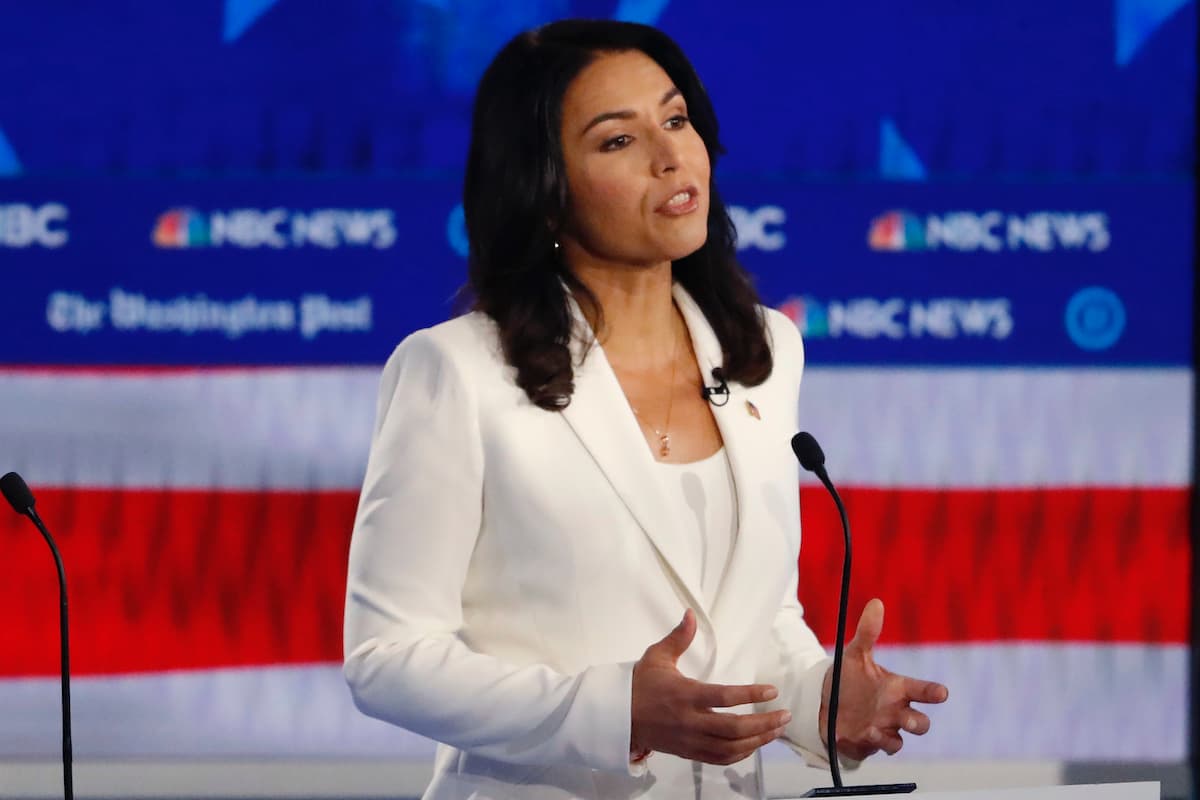 La candidata demócrata Tulsi Gabbard habla en el debate de Atlanta rumbo a las primarias.