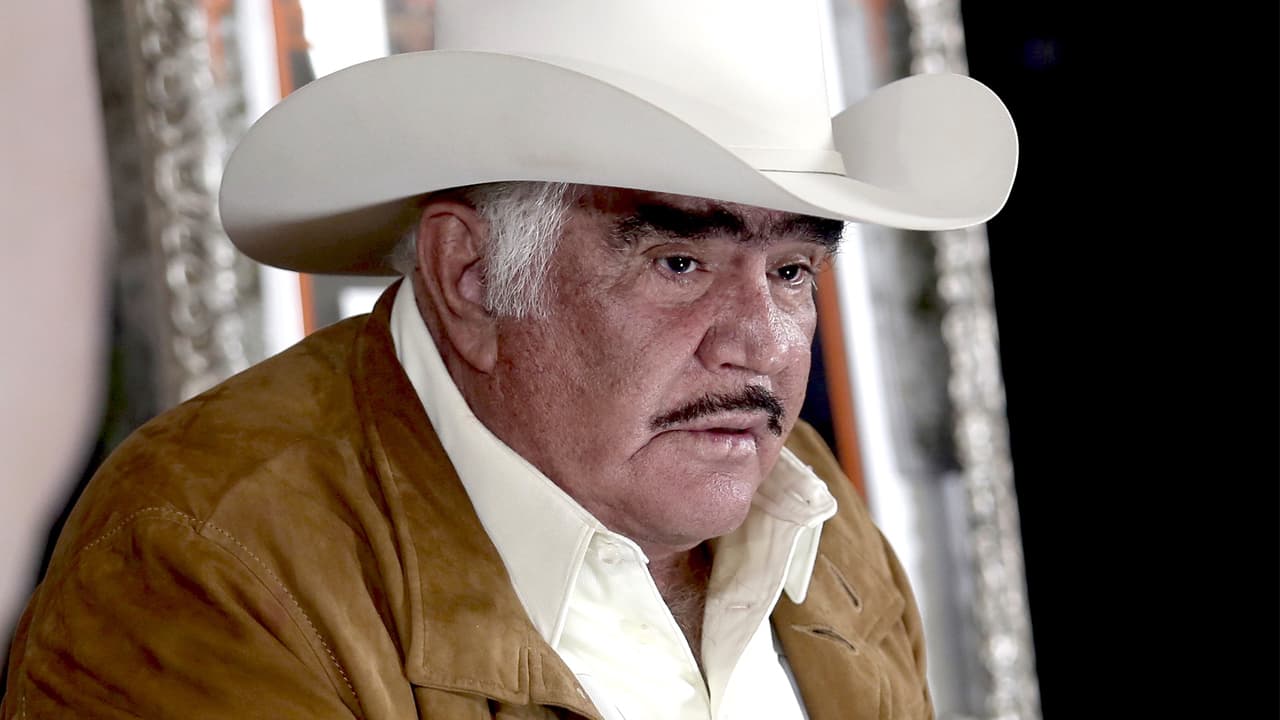 Para agosto de 2013, 
<b><a href="https://www.univision.com/musica/vicente-fernandez-ya-fue-dado-de-alta-y-abandono-el-hospital" target="_blank">sufrió una trombosis pulmonar</a></b>, por la que fue atendido en el Hospital Country 2000, en Guadalajara. Ahí estuvo internado cinco días, hasta que lo dieron de alta. 
<br>