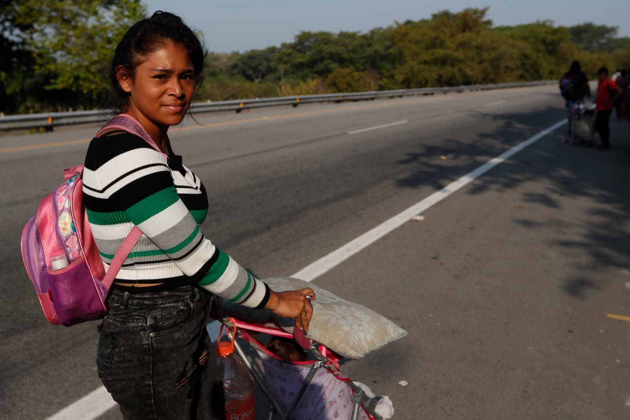 La hondureña Nancy Valladares en su camino por Mapastepec hacia Estados Unidos. Viaja con su marido y sus dos hijas y no han encontrado vehículo que les llevara un tramo del camino. Dijo a AP que 
<b>tienen la esperanza de que en EEUU puedan curar a su hija Belén, de dos años, que no camina, no habla y come con dificultad porque nació con microcefalia a consecuencia del Zika.</b>
<br>