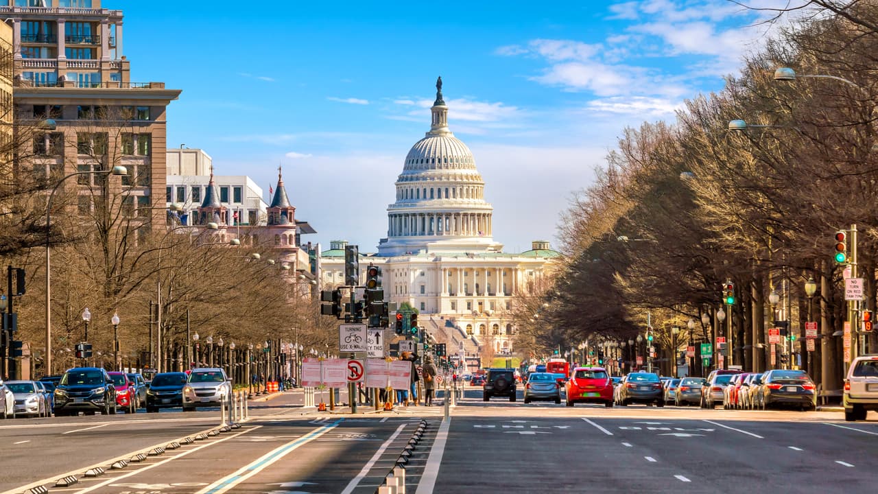 <h3 class="cms-H3-H3">14. Washington-Arlington-Alexandria, District of Columbia-Virginia-Maryland-West Virginia</h3>
<br>
<br>➡️ 
<b>Precio promedio, mayo 2022:</b> $588,000
<br>
<br>➡️ 
<b>Aumento en el precio promedio, de mayo de 2021 a mayo de 2022:</b> +15.3%
<br>
<br>➡️ 
<b>Promedio de días que dura una casa en el mercado:</b> 27
<br>