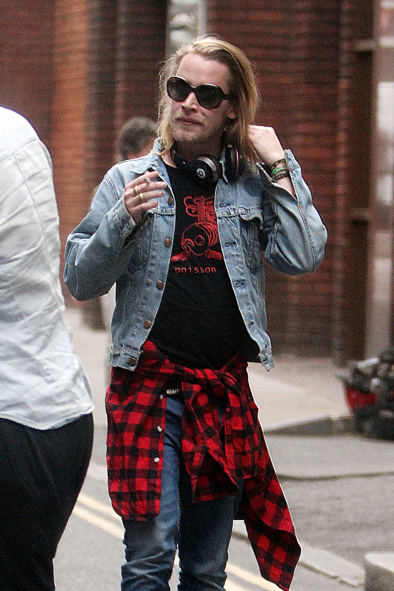 Nada queda del fabuloso personaje que interpretó en la cinta 'Mi Pobre Angelito'. Hoy en su banda de rock luce demacrado y más grande de lo que en realidad es.