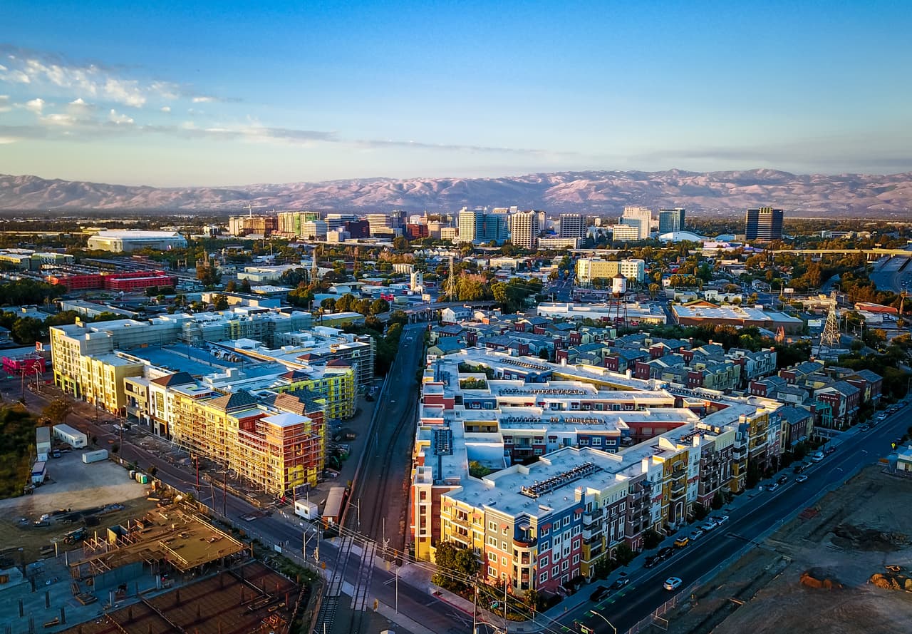 <h3 class="cms-H3-H3">1. San Jose-Sunnyvale-Santa Clara, California</h3>
<br>
<br>➡️ 
<b>Precio promedio, mayo 2022:</b> $1,494,000
<br>
<br>➡️ 
<b>Aumento en el precio promedio, de mayo de 2021 a mayo de 2022: </b>+15.1%
<br>
<br>➡️ 
<b>Promedio de días que dura una casa en el mercado:</b> 17
<br>