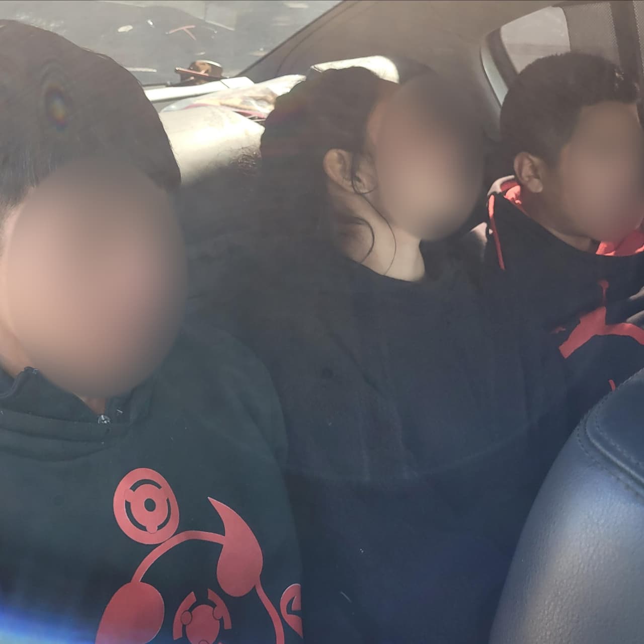 Presumiblemente reclutado a través de redes sociales, el joven estaba traficando con tres inmigrantes. Los cuatro fueron arrestados.