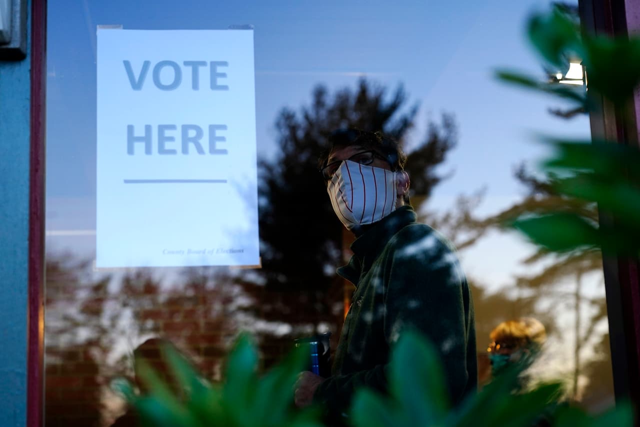 Un votante con mascarilla aguarda su turno dentro de un centro de votación en Pennsylvania, otro estado decisivo. La pandemia del 
<b><a href="https://www.univision.com/temas/coronavirus">coronavirus</a></b> ha marcado seriamente esta elección y la gestión que ha hecho el presidente es una de las principales críticas que pesan en su contra en estos comicios.