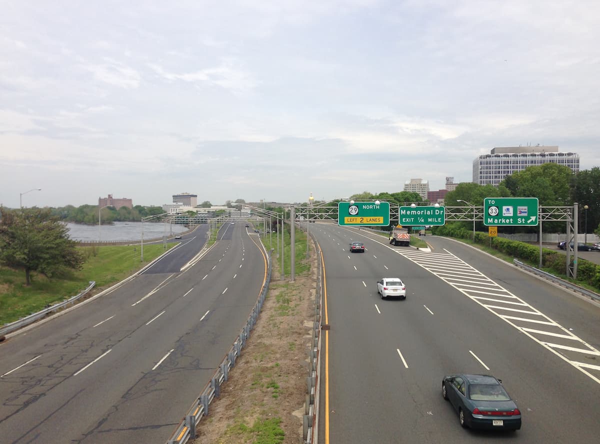 La Ruta 29 en Trenton, Nueva Jersey, Su construcción destruyó vecindarios y, de hecho, afectó la conectividad de la ciudad.