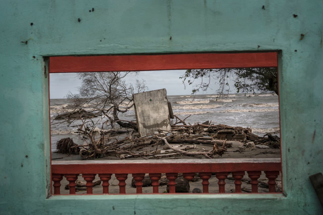"Me iba a dormir escuchando el ruido del mar y me despertaba con ese, con ese ruido", recuerda Arias. 
<br>
<br>Cuando llegó la inundación a su casa, ella solo le pidió al mar tiempo suficiente para recoger sus cosas e irse, y él se lo dio. “Y así, cuando salí de allí, me despedí del mar. Le di las gracias por el tiempo que estuvo ahí para mí”.
