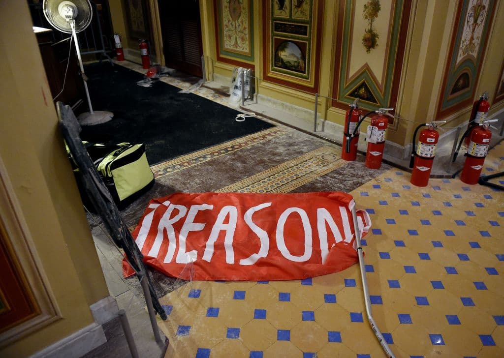“Traición”, se lee en un cartel dejó tirado alguno de los manifestantes que irrumpió en el congreso. Los manifestantes en favor del presidente irrumpieron dentro del icónico edificio y los congresistas tuvieron que ser evacuados.