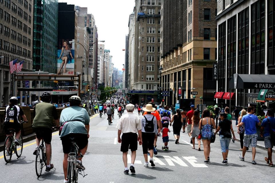 <b>Summer Streets</b>
<br>Se realizará durante los sábados de este verano, ofreciendo kilómetros de calles abiertas al paso peatonal para jugar, caminar y pasear en bicicleta.
<br>
<br>El programa llegará a Queens y Staten Island el 29 de julio; a Manhattan el 5, 12 y 19 de agosto; y a Brooklyn y el Bronx el 26 de agosto.
<br>