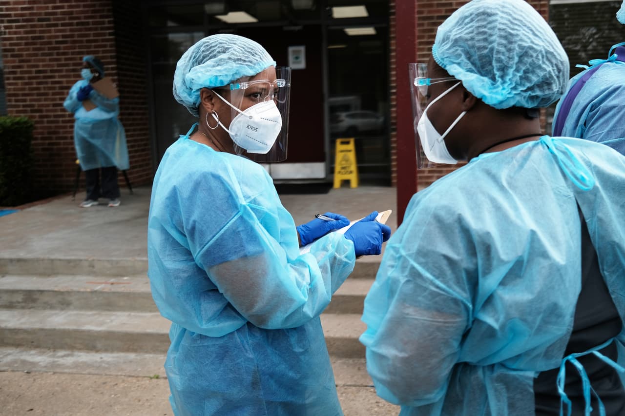 Todavía sin alcanzar las estimaciones sobre tener entre el 70 y 85% de la población del país completamente vacunada para lograr 
<a href="https://www.univision.com/noticias/coronavirus/inmunidad-colectiva-coronavirus">una inmunidad generalizada</a> a través de la vacuna, la variante Delta comienza a despertar alarmas, 
<b>mientras las tasas de aplicación de vacunas han ido disminuyendo. </b>