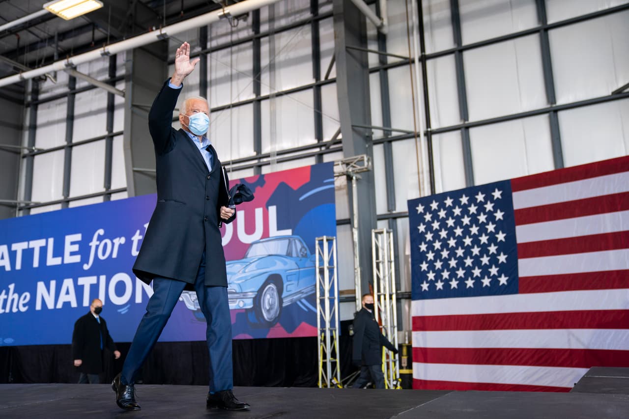 El candidato presidencial demócrata 
<a href="https://www.univision.com/temas/joe-biden">Joe Biden</a> saluda durante un mitin en el aeropuerto de Cleveland Burke Lakefront en Cleveland, Ohio, 
<b>un día antes del día de la jornada electoral del 3 de noviembre.</b>
<br>
<br>Allí, Biden criticó al presidente Trump, quien este domingo señaló en un mitin en Florida que 
<a target="_blank" href="https://www.cbsnews.com/live-updates/fire-fauci-trump-rally-2020-election/">podría despedir al Dr. Anthony Fauci</a>, máximo experto del gobierno en enfermedades infecciosas. 
<b>"Tengo una mejor idea. <a target="_blank" href="https://www.washingtonpost.com/elections/2020/11/02/trump-biden-live-updates/#link-NL5BYC4LDBFEZHXMVSAA2TITP4">Elíjanme y yo contrataré a Fauci</a> y despediremos a Donald Trump", dijo el exvicepresidente. </b>
<br>
<br>